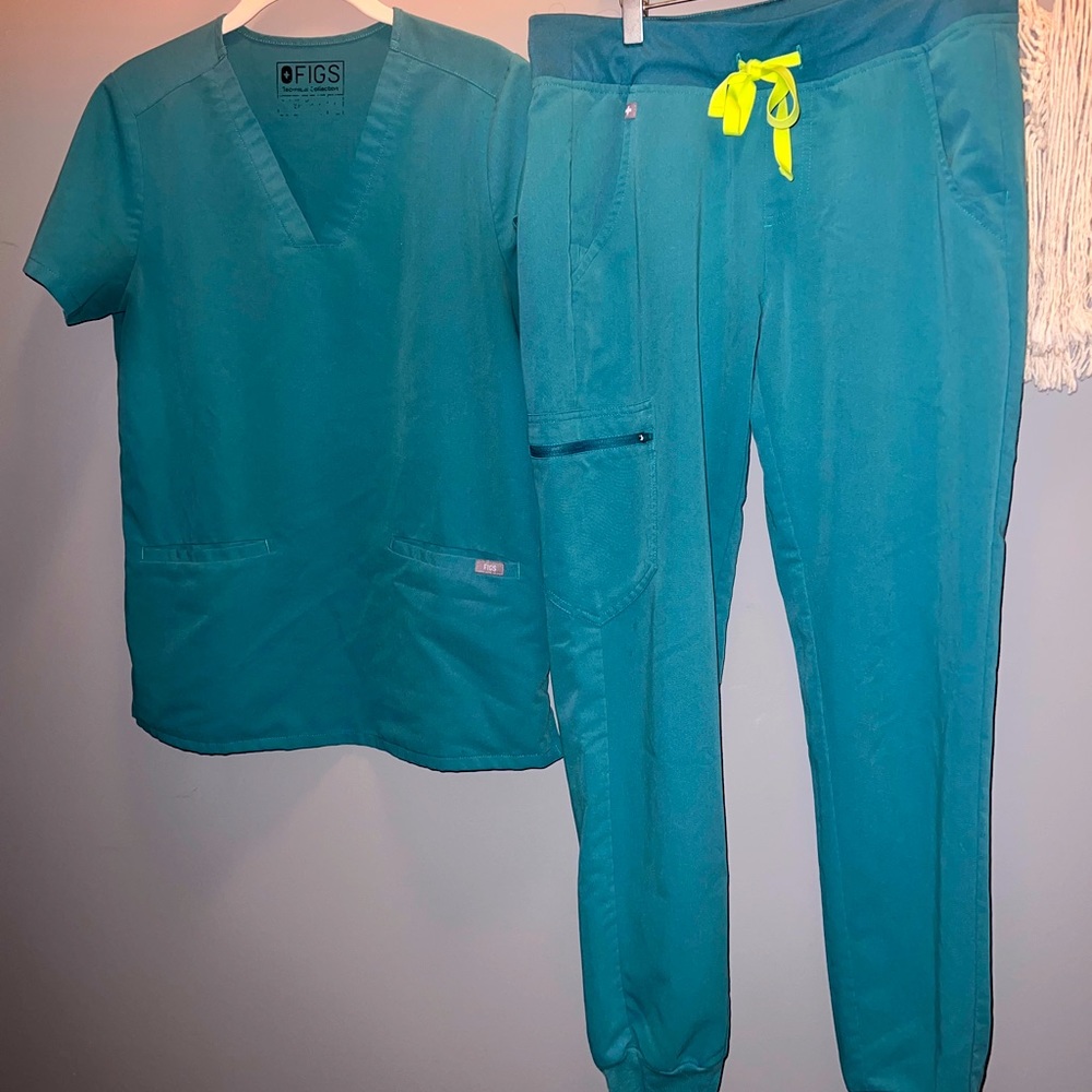 Figs scrubs size small. Casma 3 pocket top, Zamora jogger pants Good condition.